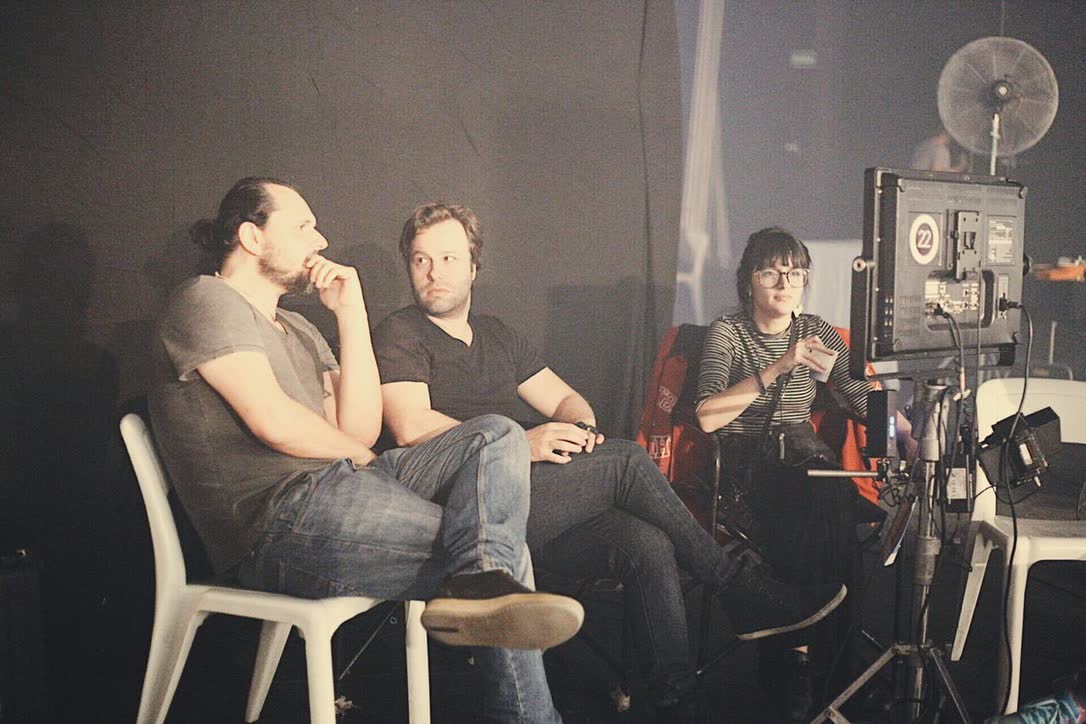 Luciano Mathias no video assist durante uma filmagem